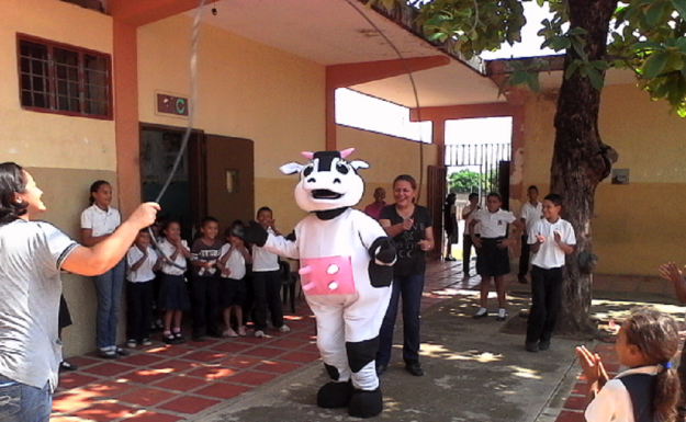 vaca-escuela-jugando